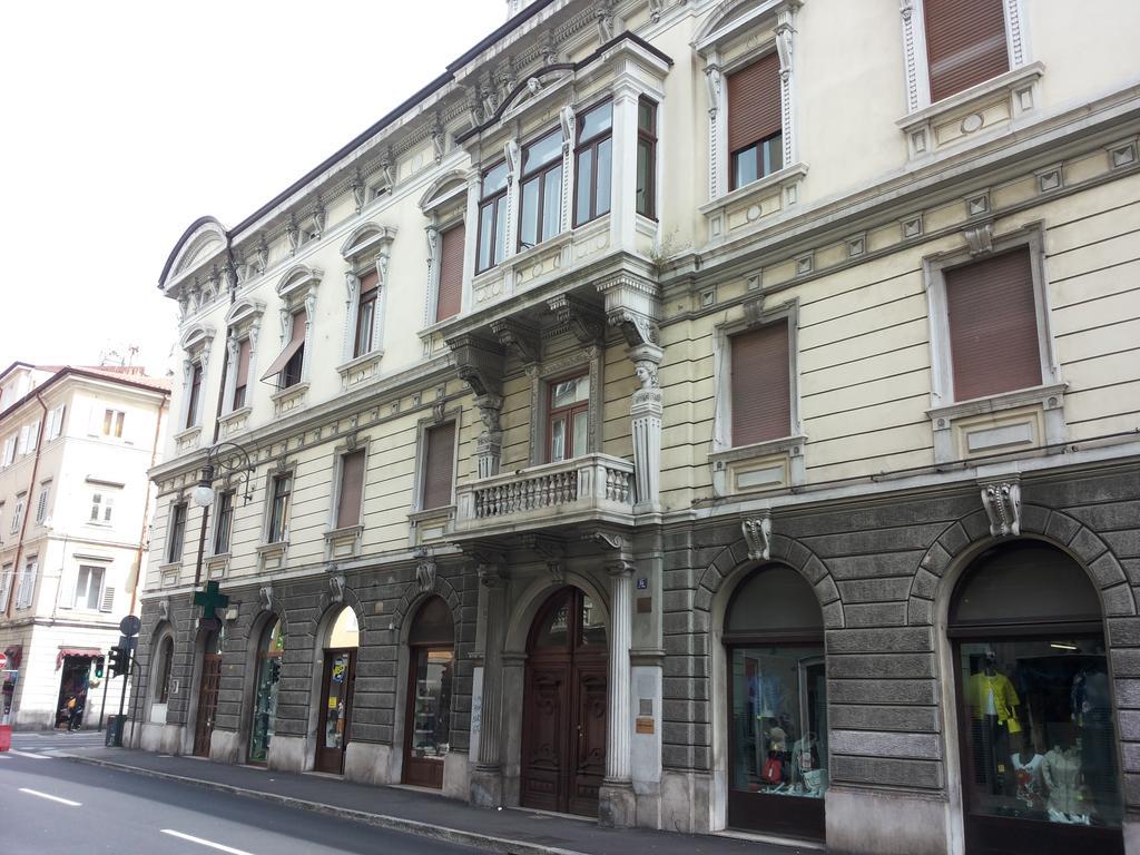 Brilliant Camere Trieste Luaran gambar
